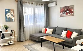 Quiet & Spacious City Center Apartment - 4 Min Walk