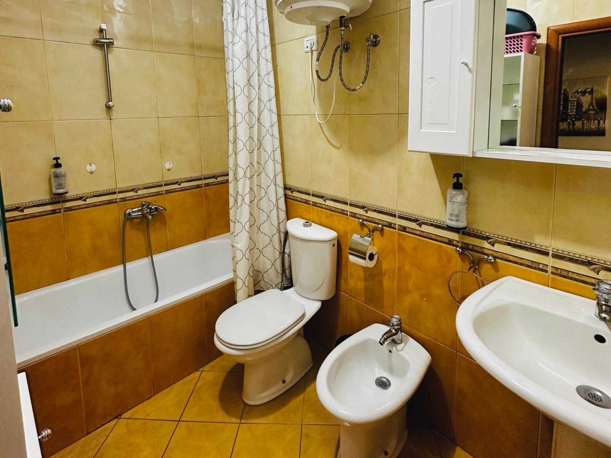 Quiet & Spacious City Center Apartment - 4 Min Walk Tirana Buitenkant foto